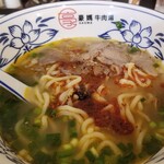 豪媽 牛肉湯 - 牛肉面、ラー油イン。