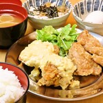 데카 튀김과 치킨 남만의 상성 정식(당 튀김 2개 남만 2개)