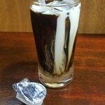 キッチン ブルー グローブ - ミルクを入れます