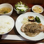 キッチン ブルー グローブ - 豚ロースソテー　ボルチーニとマッシュルームのソース