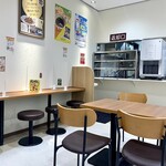 馬立パーキングエリア 上り - 店内。
モテナスさんの特徴は清潔感。