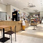 馬立パーキングエリア 上り - 明るい店内、
お土産コーナーには土佐グッズあり！