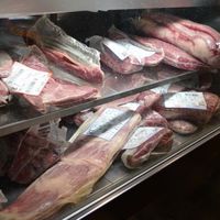 大井町銭場精肉店 - ショーケースにはおいしそうなお肉がずらり。