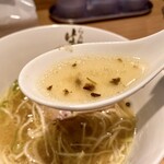 らぁ麺 はやし田 - 極上香味ペーストを入れたスープ