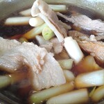 藤店うどん - 肉汁も溢れんばかりのボリューム感