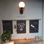 RACINES Boulangerie & Bistro - 階段を下りたところの、ちょっとしたスペース