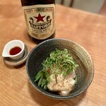 Osoba Yui - 夜のみ食べられる、鶏と辛味大根和え　赤星も合うが、日本酒合わせで、もう一回お代わりしようか、一皿目から真剣に悩む