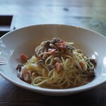 プラムキッチンアンドカフェ - 秋鮭ときのこのパスタ