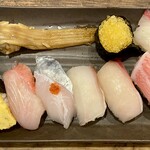 博多豊一長浜食堂 - 下：玉子、金目鯛、タチウオ、ブリ、シマアジ、大トロ　上：穴子、とびっこ、鯛