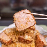 居酒家 春夏冬 - "丼かつ"厚さ約7㎝の断面　　撮影者／くっとーと