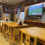 梅八 - テーブル席。でかいテレビがあります。