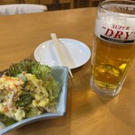 梅八 - 生ビールとお通しのポテサラ