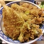 天茂 - 名物の「かき揚げ丼」よりも丼つゆは薄めに掛かっている。