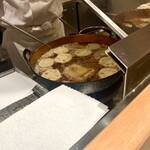 てんぷら 近藤 - カラカラと揚げられていくレンコン