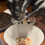 焼肉牛印 - トリュフをふんだんに振りかけてくれる