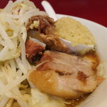 ラーメン二郎 - 豚の厚み
