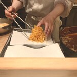 てんぷら 近藤 - にんじんのかき揚げキタ...！