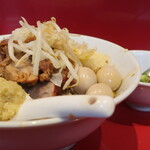 ラーメン二郎 - ラーメン半分＋ニンニク多め＋青ネギショウガうずら