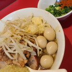 ラーメン二郎 - ラーメン半分＋ニンニク多め＋青ネギショウガうずら