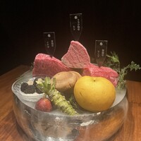 焼肉牛印 銀座店 - 本日使う食材を最初に見せてくれる