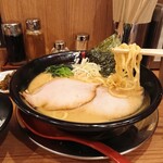 濃厚豚骨醤油ラーメン ブタシャモジ - 豚ソバ