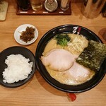 濃厚豚骨醤油ラーメン ブタシャモジ - 豚ソバ 830円（ライス、辛子高菜はサービス）