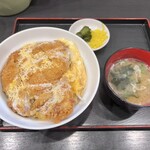 宝華食堂 - カツ丼ご飯半分　880円