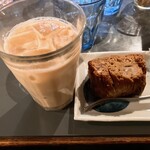 タイニーカフェ - アイスチャイ・バナナケーキ