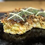 法善寺横丁 やき然 - 「名物モダン」の断面！均一に真ん中まで火が通ってるところがとても好きなポイントです