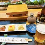 寿し辰 - サッポロ黒ラベルとお通し、マグロ生ハム、玉子、サラダ巻きのサラダ。