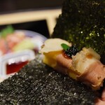 個室和食 肉割烹 吟次郎 - 蝦夷鮑と霜降り牛舌炙り手巻き寿司
