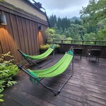 花仙庵 仙仁温泉 岩の湯 - テラスの置かれたハンモック