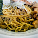 らーめん龍 - 麺は太くて縮れていて、少し柔らかめに茹でられております。