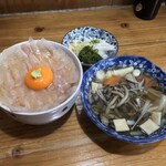 みなと食堂 - みなと食堂(青森県八戸市大字湊町字久保)平目漬丼 せんべい汁セット 1400円