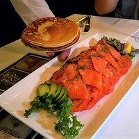 スンガリー 新宿東口本店 - マリノーブヤナ・ケタ (フレッシュサーモンのマリネのプリヌイクレープ包み)