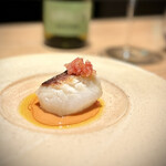 マンサルヴァ - ■奄美産の黒斑アラ
      あまりいただく機会のない髙橋シェフの魚料理。
      もちろん、ふっくらと焼き上がっていて、濃厚なブイヤベースソースと、酸味の効いたトマトのアクセントがお見事！