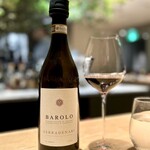 マンサルヴァ - そして、トリュフと来れば…
      やっぱりバローロかも♪
      こちらはヴィンテージは失念しましたが、エッジがほのかにレンガ色に移ろい、熟成香も出始めています。
      フィネスを宿した心地よい一杯ですね。