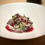 マンサルヴァ - ■真鯖・赤玉ねぎ・ビーツ
      貝や鰹出汁のジュレ、新生姜や花穂紫蘇、オシェトラキャヴィアで、和テイストを足しながら、全体としてはとてもまとまっていて、香ばしい鯖を盛り立てます！
      美味しい♪