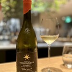 マンサルヴァ - 牡蠣とシャブリ。
      呪文のように謳われた話ですが、条件も必要です。
      こちらは、ミネラルはもちろんありつつも、ほのかなナッティさがあって深みや奥行きが充実しています。
      このぐらいのリッチさが合う牡蠣です。