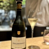 マンサルヴァ - 細かくエレガントな泡。とても柔らかなシャンパーニュ。
                    ピノ・ノワールがメインで、こうしたふくよかさが嬉しい季節です。