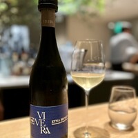 マンサルヴァ - エトナ・ビアンコらしいミネラル感。
                      鯖と一緒にいただいても、まったく匂いの残らないパーフェクトなペアリング♪