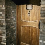 西麻布 焼肉 X - ドアを開けるとさらに隠し扉があります