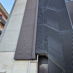 西麻布 焼肉 X - こちらの建物の地下にあります