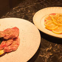 個室焼肉 牛炙 名駅別邸 - レモタンと上ロース
