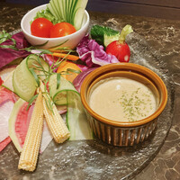 個室焼肉 牛炙 名駅別邸 - バーニャカウダ　鮮やかかつ旨い