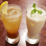 ガネーシュ - ジンジャーラム(700円)、ラッシーココナッツ(700円)