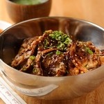 韓美食館 明日香 - 焼肉丼は味噌汁とキムチがついてお得です