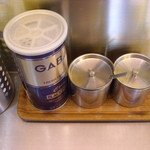 ラーメンの店 ホープ軒 - 卓上調味料　胡椒　おろしにんにく　豆板醤