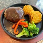 焼肉いもと - 熱々の鉄板に温野菜と共に登場したハンバーグはフワッとした食感の和牛を使ったハンバーグでした。
             
            この日もお腹一杯のランチでした。