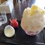 くまさんカフェ - 特製のミルクとイチゴのシロップをかけて